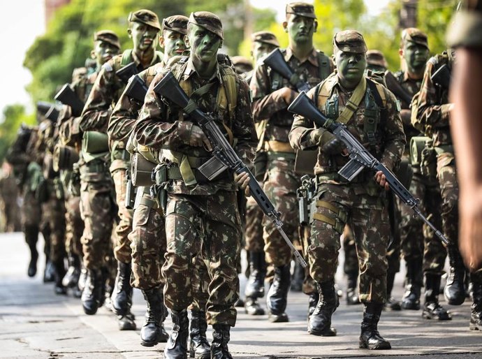 Desfile cívico-militar leva centenas de famílias à Avenida Getúlio Vargas em Cuiabá