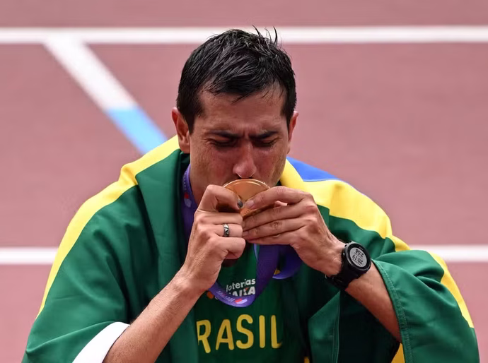 Caio Bonfim é campeão mundial nos 20km da marcha atlética