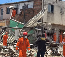 Explosão atinge oito casas, deixa dois mortos e nove feridos; bombeiros buscam cadeirante sob escombros
