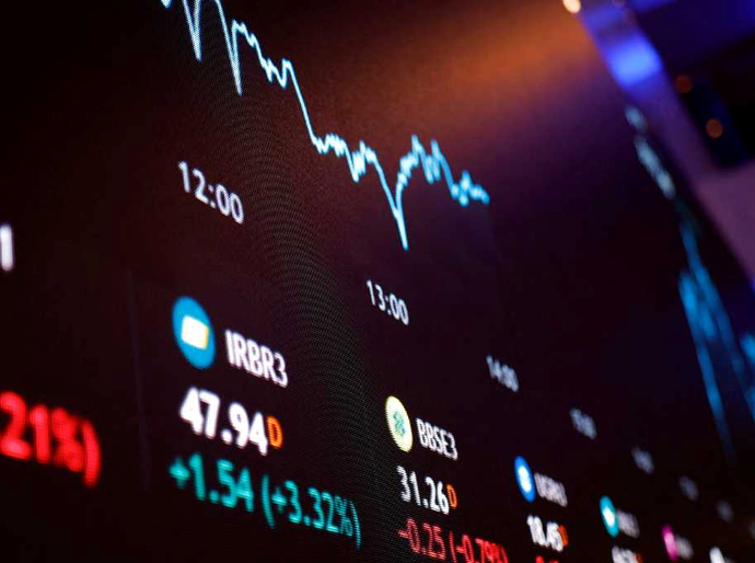 Dólar vai a R$ 5,21 e Ibovespa tem 9ª queda seguida à espera de pesquisa eleitoral