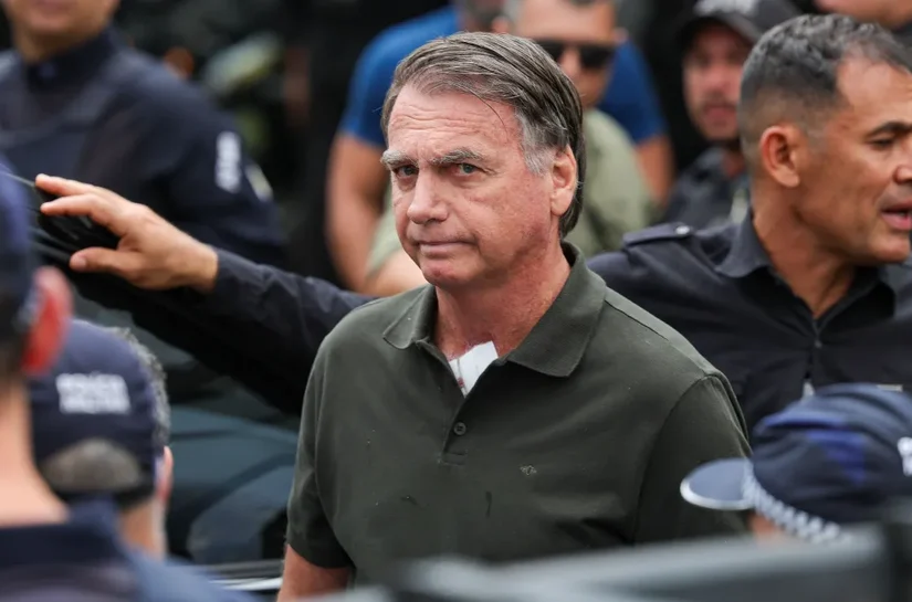 Moraes mantém Bolsonaro em prisão domiciliar e dá 48h para ex-presidente entregar armas
