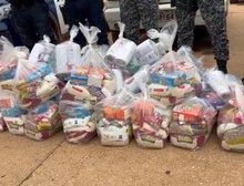 Adolescente é conduzido pela Polícia Militar com 25 cestas básicas do Comando Vermelho em Cáceres,MT