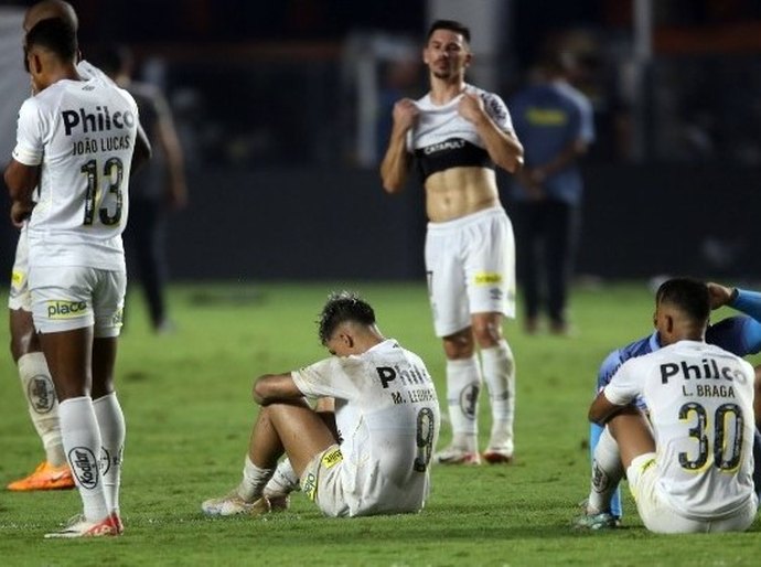 Santos é rebaixado pela primeira vez na história após derrota para o Fortaleza