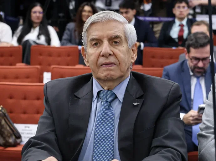 Moraes concede prisão domiciliar para Augusto Heleno com uso de tornozeleira eletrônica