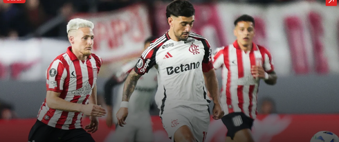 Rossi se redime, Flamengo bate Estudiantes e vai à semi da Libertadores