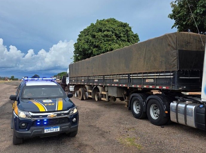 PRF intercepta carreta trafegando sem 14 pneus na BR-364 em Rondonópolis,MT