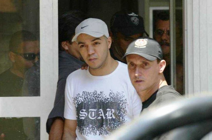 Belo é levado para presídio após prisão por aglomeração e show em escola na Maré