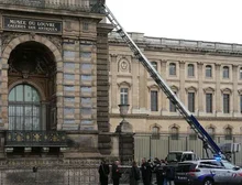 Dois suspeitos são presos por roubo de joias no Louvre