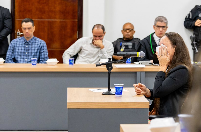 “Eu chamei pelo nome dela… e entendi que minha filha estava morta”, diz mãe de Raquel em lágrimas durante depoimento que parou o júri