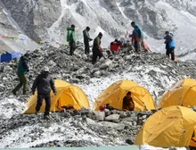 A corrida contra o tempo para resgatar mais de 200 pessoas presas no Monte Everest
