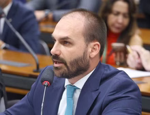 STF tem maioria para tornar Eduardo Bolsonaro réu por tentar coagir STF sobre julgamento do pai
