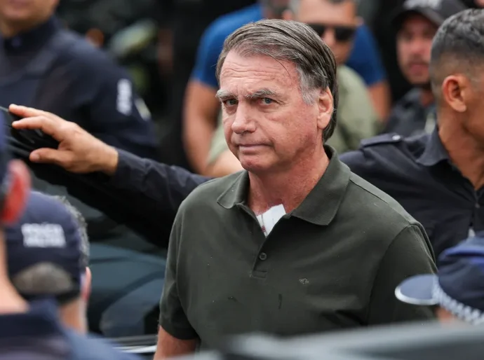Moraes mantém Bolsonaro em prisão domiciliar e dá 48h para ex-presidente entregar armas