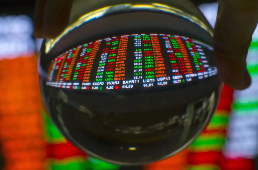 Ibovespa fecha aos 198 mil pontos em novo recorde; dólar cai a R$ 4,99