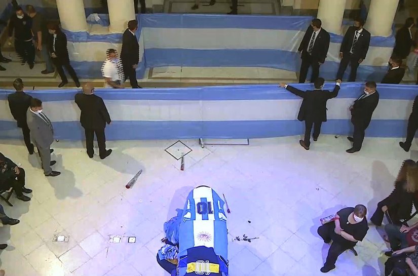 Fãs se despedem de Maradona na Argentina; confusão ocorre na formação da fila