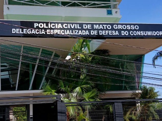 Polícia Civil e Vigilância Sanitária apreendem cigarros eletrônicos em tabacaria de Várzea Grande