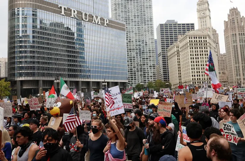 Manifestantes realizam atos contra governo de Donald Trump