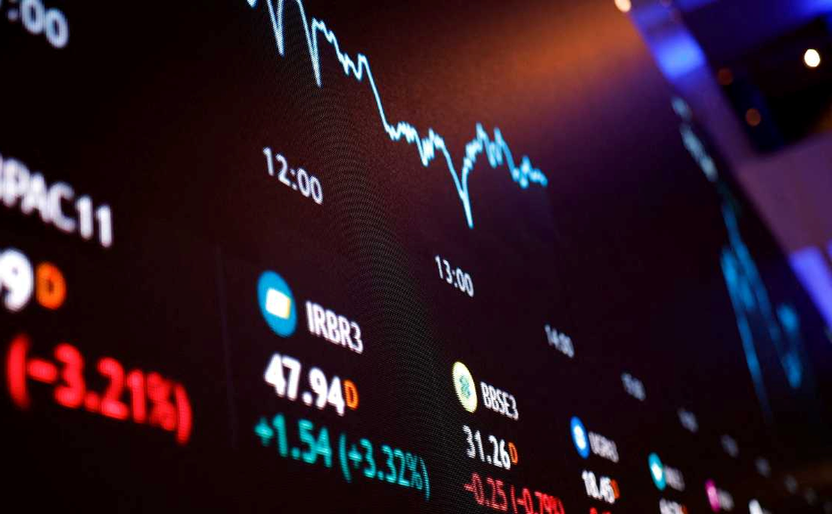 Dólar vai a R$ 5,21 e Ibovespa tem 9ª queda seguida à espera de pesquisa eleitoral