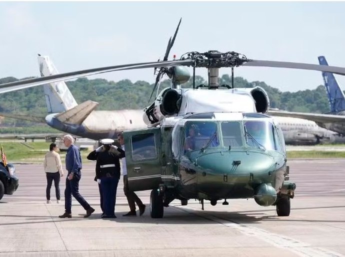 Biden conhece Rio Negro e vê áreas devastadas durante sobrevoo em Manaus