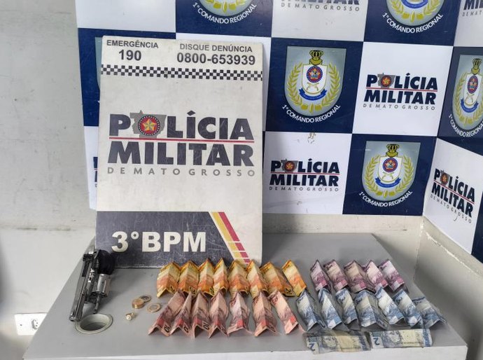 Polícia Militar prende homem após roubo de farmácia com arma de brinquedo