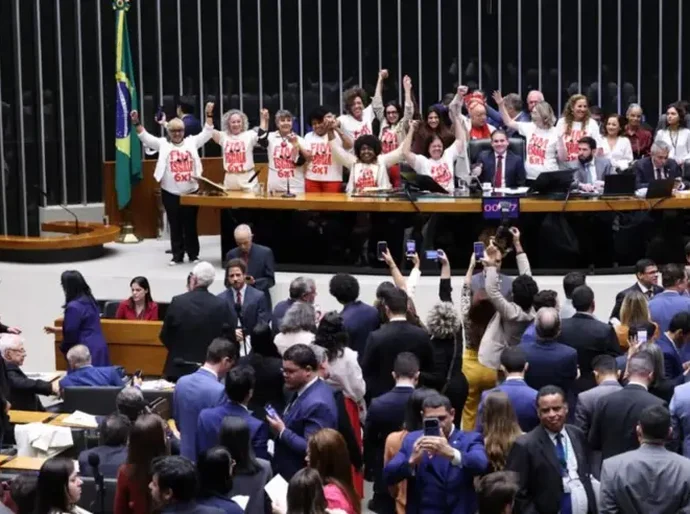 Fim da escala 6x1 é aprovada na Câmara e proposta vai ao Senado: 'Dia histórico'