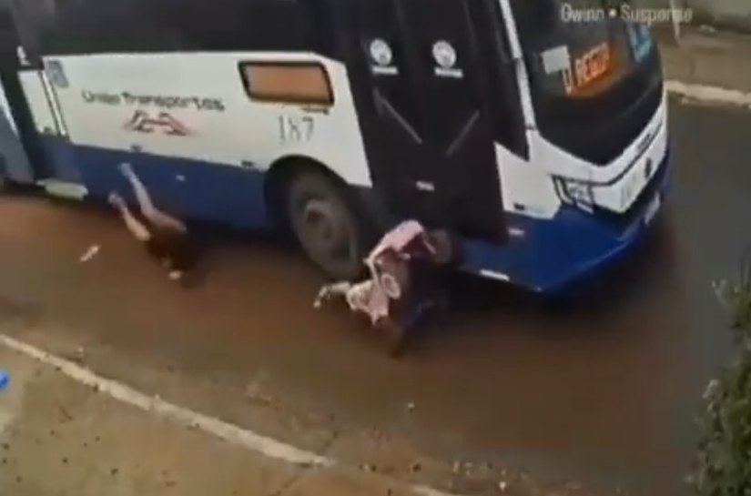 Ônibus da empresa União Transporte atropela mãe e filha em Várzea Grande