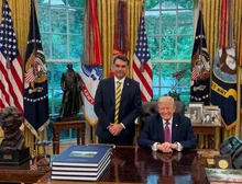 Ainda não está claro se intervenções de Trump vão ajudar ou atrapalhar Flávio Bolsonaro, diz New York Times