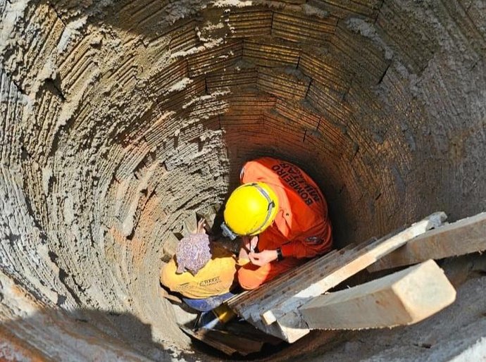 Bombeiros militares resgatam trabalhadora que caiu em poço de reservatório de dejetos de 4,5 metros