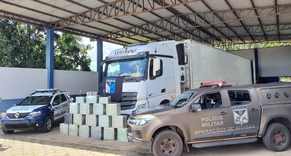 Ação integrada da Polícia Militar de MT e GO apreende 500 quilos de cocaína escondido em caminhão frigorífico