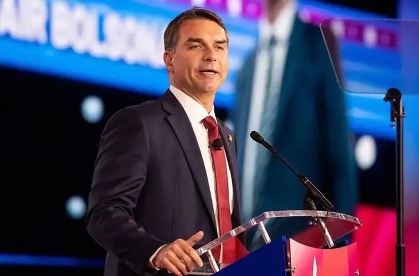 Flávio Bolsonaro vai aos EUA em busca de Trump e agenda positiva em meio a crise e sob olhar atento do governo Lula