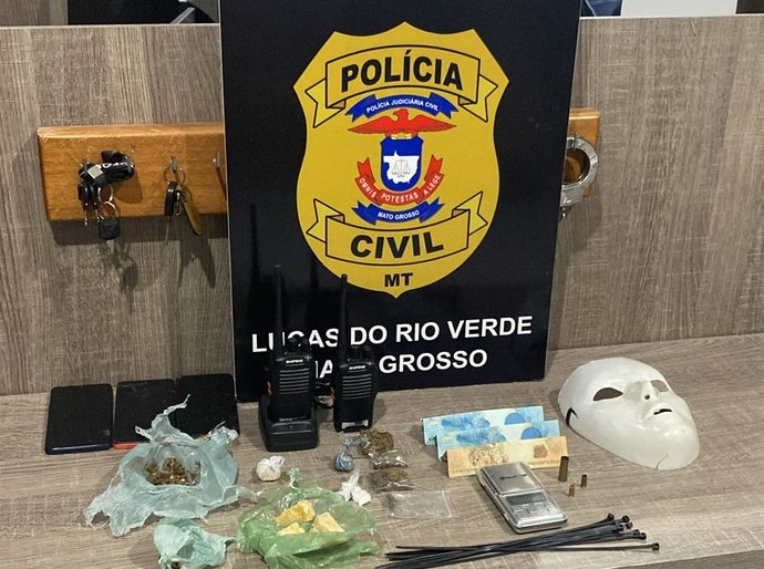 Ação policial liberta adolescente de cárcere privado e prende dois por tráfico de drogas