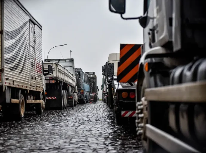 Sob pressão, governo anuncia hoje medidas para deter greve de caminhoneiros