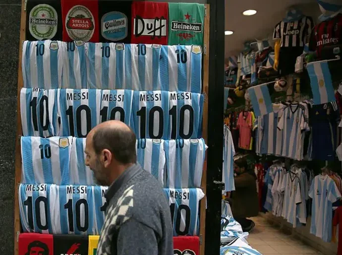 Por que roupas estão tão caras na Argentina — e governo Milei estimula compras fora do país