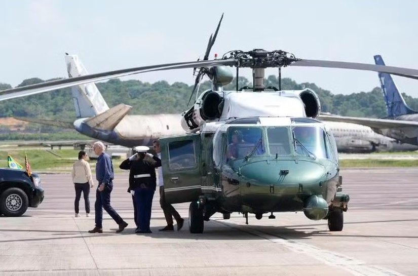 Biden conhece Rio Negro e vê áreas devastadas durante sobrevoo em Manaus