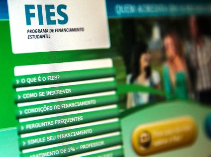 MEC prorroga até amanhã prazo de inscrição no Fies