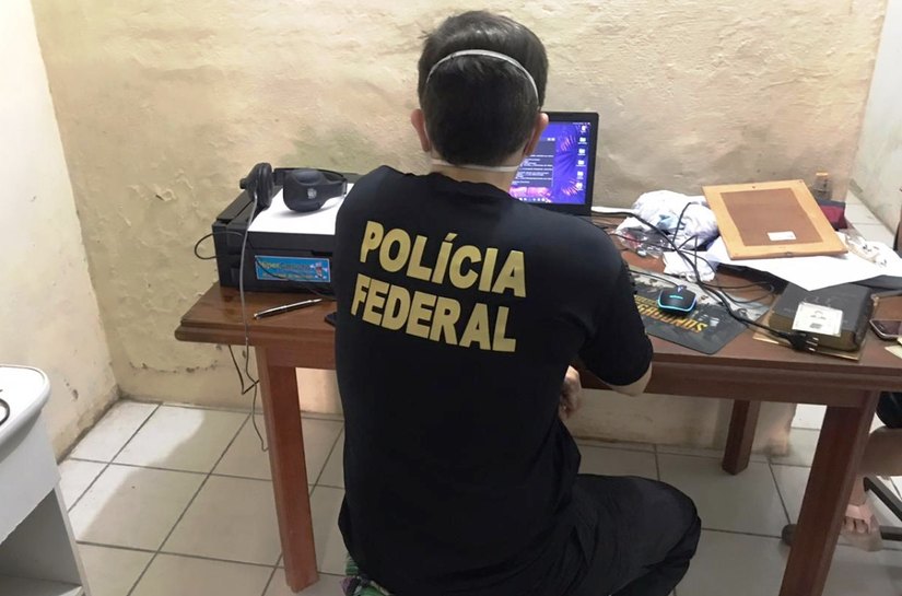 PF faz operação que mira suspeitos de divulgar dados de Bolsonaro