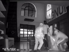 Veja Foto e Vídeo: Ladrões arrombam porta de loja em Cuiabá, roubam roupas, relógios, calcados e perfumes e causam prejuízo de R$ 130 mil