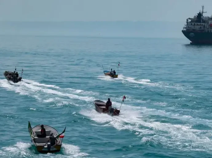A 'marinha mosquito' do Irã: como 'enxame' de pequenas embarcações desafia os EUA no Estreito de Ormuz