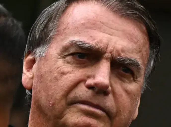 Defesa de Bolsonaro usa voto de Fux para pedir redução da pena
