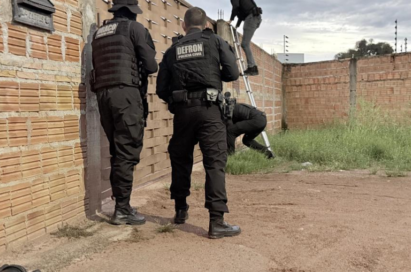 Polícia Civil cumpre 21 ordens judiciais contra núcleo de facção liderado por mulher em Cáceres