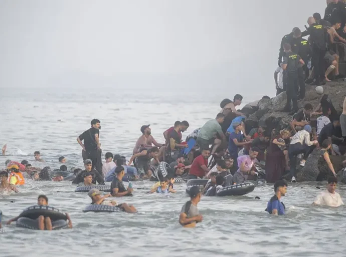 Espanha mobiliza Exército em Ceuta com entrada de 49 mil migrantes em 24 horas; ao menos 18 morreram
