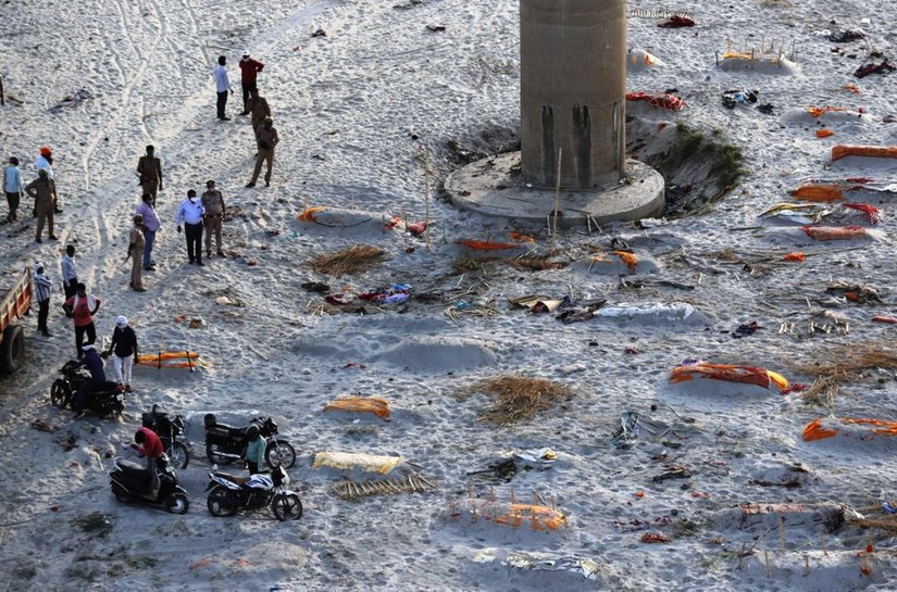 Índia bate novo recorde de mortes por Covid, mas casos despencam