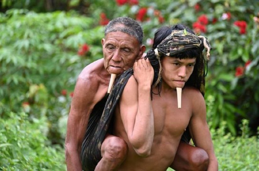 A história por trás de imagem de indígena carregando pai para se vacinar contra covid-19