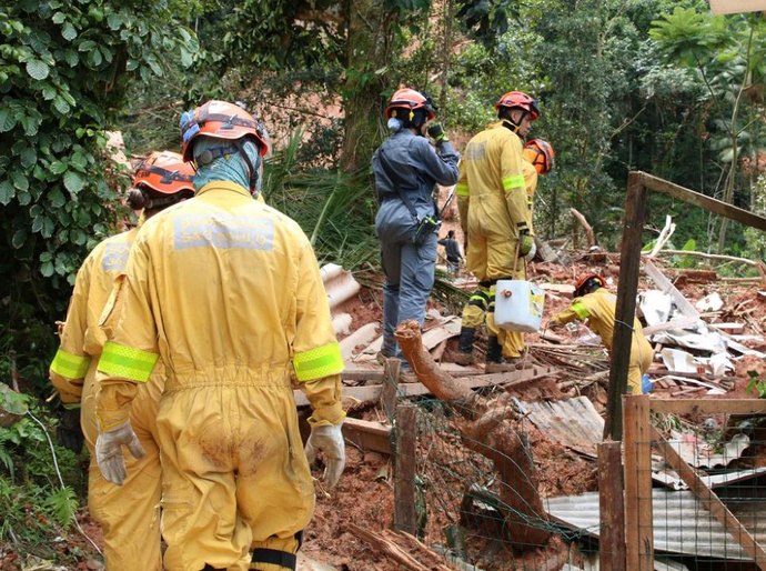 Buscas por seis desaparecidos prosseguem em São Sebastião,SP