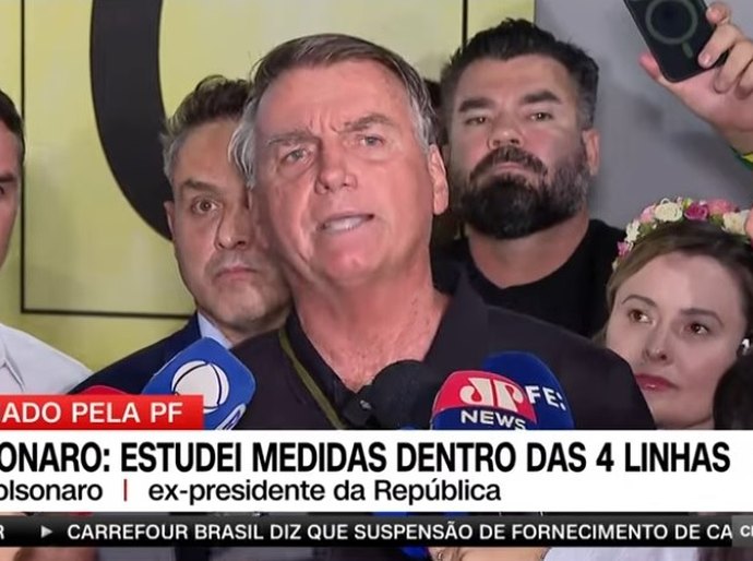 Estudei todas as medidas possíveis dentro das “quatro linhas” da Constituição, diz Bolsonaro