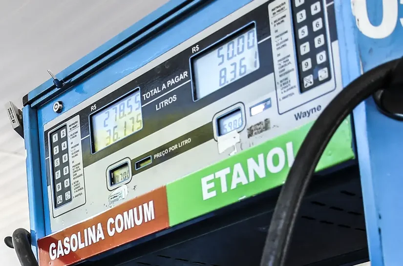 Petrobras reduz preço da gasolina em 4,9% a partir de terça-feira
