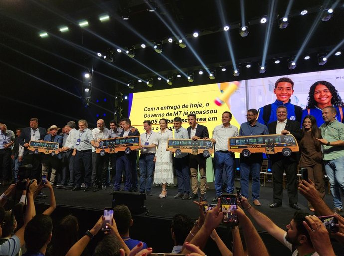 Governo de MT entrega 300 ônibus escolares aos municípios com investimento de R$ 128,7 milhões