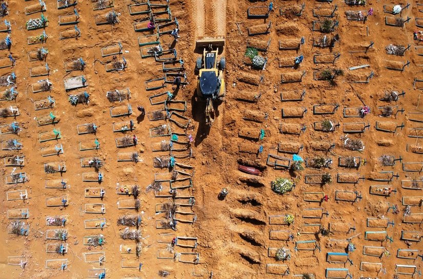 Brasil ultrapassa 200 mil mortes por Covid-19; especialistas alertam para transmissão pelo ar