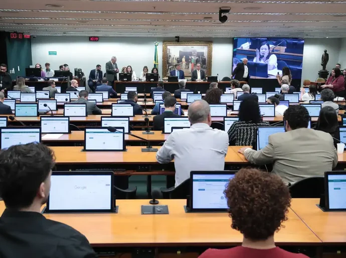 CCJ da Câmara aprova proposta que reduz maioridade penal de 18 para 16 anos