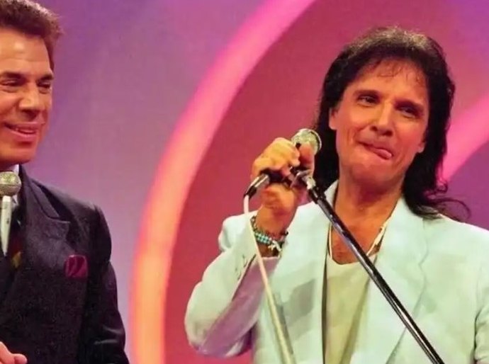 Roberto Carlos faz homenagem a Silvio Santos em show: “Meu querido amigo”