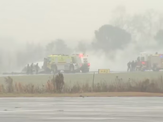 Avião cai durante pouso e pega fogo nos EUA; aeronave pertence a Greg Biffle, piloto da Nascar